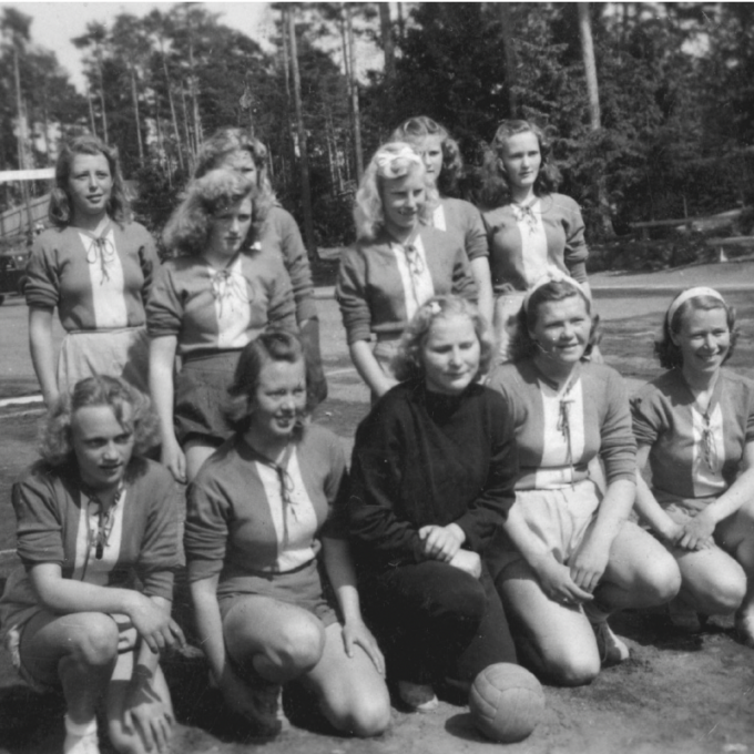Kragerøs første damelag 1947/48: Bak fra v.: Elsa Skarre, Tove Gustavsen, Astrid Kristiansen, Randi Due, Randi Frøysaa og Laila Gustavsen. Foran fra v.: Tove Jarandsen, Ruth Larsen, Randi Nesland, Randi Thorsen og trener Camilla Mydland. Denne gang har vi lånt drakter av fotballen.