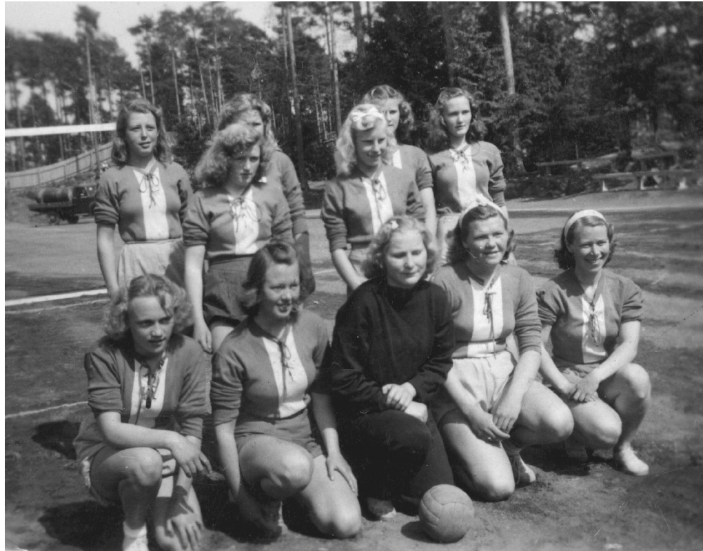 Kragerøs første damelag 1947/48: Bak fra v.: Elsa Skarre, Tove Gustavsen, Astrid Kristiansen, Randi Due, Randi Frøysaa og Laila Gustavsen. Foran fra v.: Tove Jarandsen, Ruth Larsen, Randi Nesland, Randi Thorsen og trener Camilla Mydland. Denne gang har vi lånt drakter av fotballen.