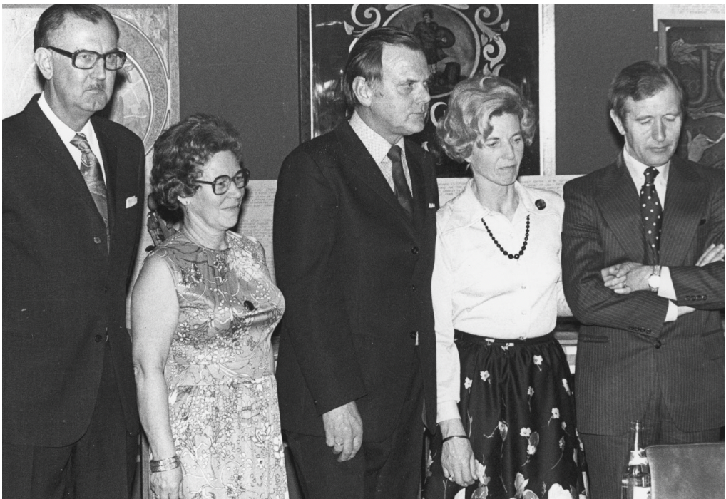 Sentrale ledere fra starten blir hedret på gruppas
30-års jubileum. Fra venstre: Olav Krager,
Camilla Krager, Olaf Børresen, Kirsten Børresen
og Finn Anker Norheim.