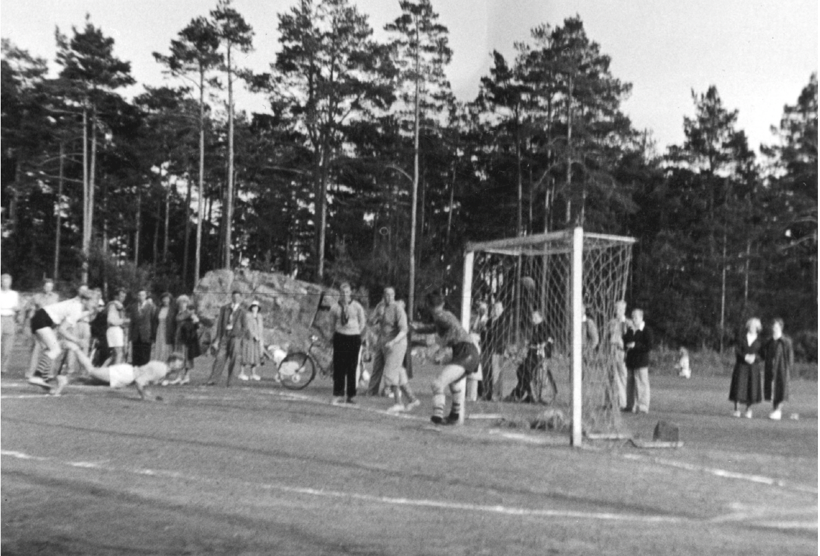 Fra herrehåndballens første år på den gamle grusbanen.