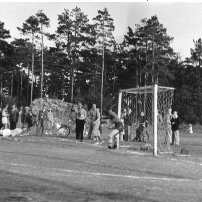 Fra herrehåndballens første år på den gamle grusbanen.