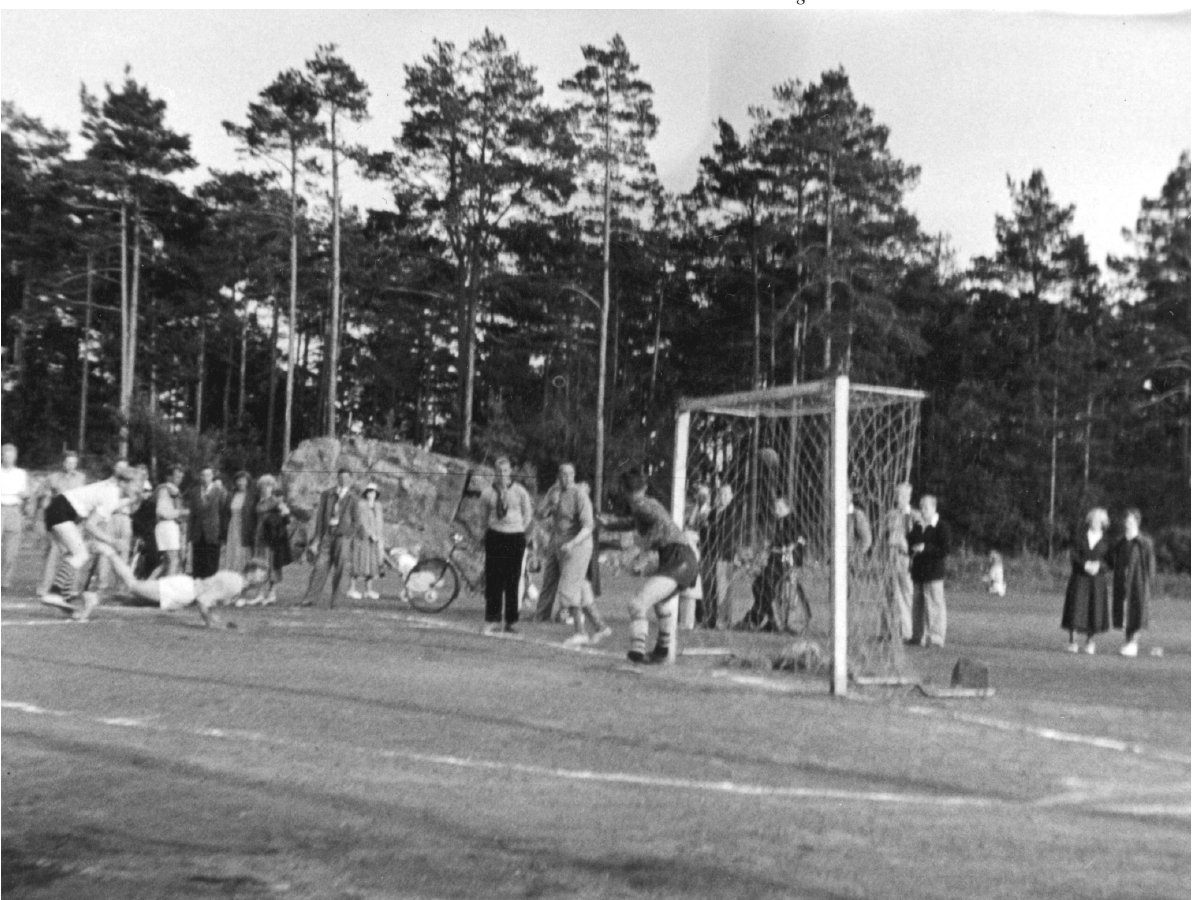 Fra herrehåndballens første år på den gamle grusbanen.