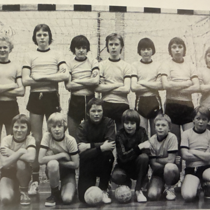 Gutter 14 år i 1978, med en ung Fredrik Brubakken på laget – og pappa Tore Brubakken som lagleder og trener.